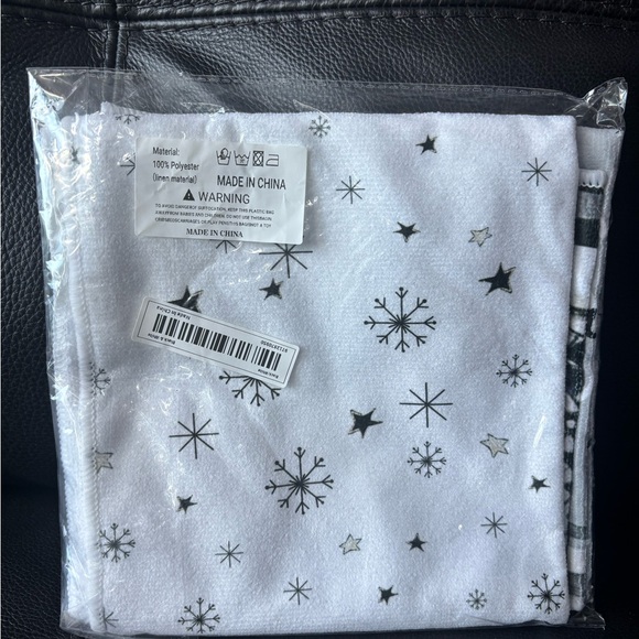 NWT- Pair of Festive Christmas Holiday Towels - Picture 4 of 5